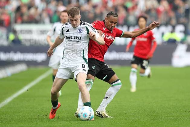 19 10 2024, xtgx, Football 2 Bundesliga, Hannover 96 FC Schalke 04 emspor, v l Amin Younes Schalke, 8 , Monju Momuluh Hannover, 38 duel, duel, fight, tackle DFL DFB REGULATIONS PROHIBIT ANY USE OF PHOTOGRAPHS as IMAGE SEQUENCES and or QUASI VIDEO Hannover