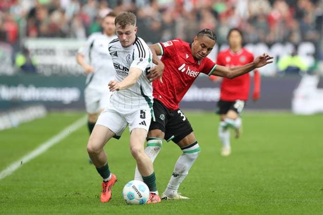19 10 2024, xtgx, Football 2 Bundesliga, Hannover 96 FC Schalke 04 emspor, v l Amin Younes Schalke, 8 , Monju Momuluh Hannover, 38 duel, duel, fight, tackle DFL DFB REGULATIONS PROHIBIT ANY USE OF PHOTOGRAPHS as IMAGE SEQUENCES and or QUASI VIDEO Hannover