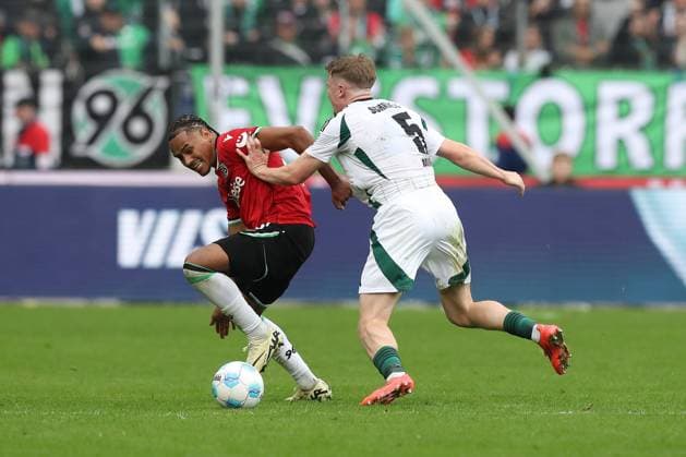 19 10 2024, xtgx, Fußball 2 Bundesliga, Hannover 96 FC Schalke 04 emspor, v l Monju Momuluh Hannover, 38 , Derry Murkin Schalke, 5 Zweikampf, Duell, Kampf, tackle DFL DFB REGULATIONS PROHIBIT ANY USE OF PHOTOGRAPHS as IMAGE SEQUENCES and or QUASI VIDEO Hannover