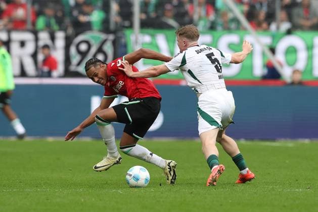 19 10 2024, xtgx, Fußball 2 Bundesliga, Hannover 96 FC Schalke 04 emspor, v l Monju Momuluh Hannover, 38 , Derry Murkin Schalke, 5 Zweikampf, Duell, Kampf, tackle DFL DFB REGULATIONS PROHIBIT ANY USE OF PHOTOGRAPHS as IMAGE SEQUENCES and or QUASI VIDEO Hannover