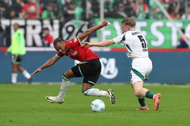 19 10 2024, xtgx, Fußball 2 Bundesliga, Hannover 96 FC Schalke 04 emspor, v l Monju Momuluh Hannover, 38 , Derry Murkin Schalke, 5 Zweikampf, Duell, Kampf, tackle DFL DFB REGULATIONS PROHIBIT ANY USE OF PHOTOGRAPHS as IMAGE SEQUENCES and or QUASI VIDEO Hannover