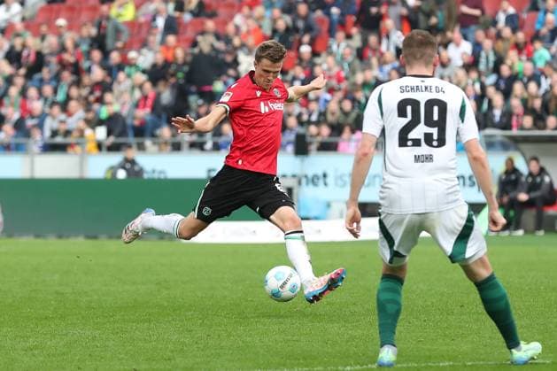 19 10 2024, xtgx, Fußball 2 Bundesliga, Hannover 96 FC Schalke 04 emspor, v l Marcel Halstenberg Hannover, 23 am Ball, plays the ball DFL DFB REGULATIONS PROHIBIT ANY USE OF PHOTOGRAPHS as IMAGE SEQUENCES and or QUASI VIDEO Hannover