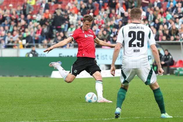 19 10 2024, xtgx, Fußball 2 Bundesliga, Hannover 96 FC Schalke 04 emspor, v l Marcel Halstenberg Hannover, 23 am Ball, plays the ball DFL DFB REGULATIONS PROHIBIT ANY USE OF PHOTOGRAPHS as IMAGE SEQUENCES and or QUASI VIDEO Hannover