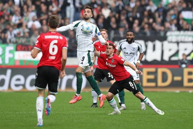 19 10 2024, xtgx, Fußball 2 Bundesliga, Hannover 96 FC Schalke 04 emspor, v l Kenan Karaman Schalke, 19 , Enzo Leopold Hannover, 8 Zweikampf, Duell, Kampf, tackle DFL DFB REGULATIONS PROHIBIT ANY USE OF PHOTOGRAPHS as IMAGE SEQUENCES and or QUASI VIDEO Hannover