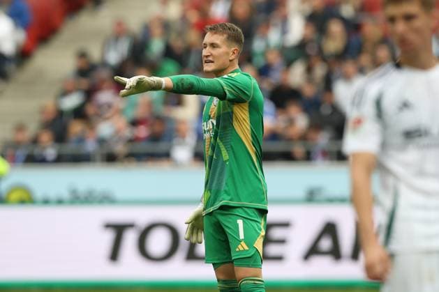 19 10 2024, xtgx, Fußball 2 Bundesliga, Hannover 96 FC Schalke 04 emspor, v l Ron Thorben Hoffmann Schalke, 1 gives instructions, gesticulates with arms, gesticulate, gives instructions DFL DFB REGULATIONS PROHIBIT ANY USE OF PHOTOGRAPHS as IMAGE SEQUENCES and or QUASI VIDEO Hannover