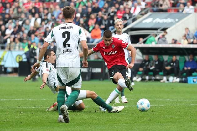 19 10 2024, xtgx, Fußball 2 Bundesliga, Hannover 96 FC Schalke 04 emspor, v l Kenan Karaman Schalke, 19 , Nicolo Tresoldi Hannover, 9 Zweikampf, Duell, Kampf, tackle DFL DFB REGULATIONS PROHIBIT ANY USE OF PHOTOGRAPHS as IMAGE SEQUENCES and or QUASI VIDEO Hannover