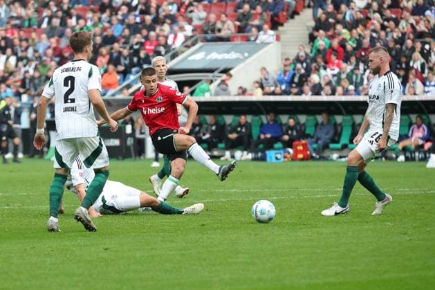 19 10 2024, xtgx, Fußball 2 Bundesliga, Hannover 96 FC Schalke 04 emspor, v l Kenan Karaman Schalke, 19 , Nicolo Tresoldi Hannover, 9 Zweikampf, Duell, Kampf, tackle DFL DFB REGULATIONS PROHIBIT ANY USE OF PHOTOGRAPHS as IMAGE SEQUENCES and or QUASI VIDEO Hannover