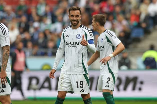 19 10 2024, xtgx, Soccer 2 Bundesliga, Hannover 96 FC Schalke 04 emspor, v l Kenan Karaman Schalke, 19 DFL DFB REGULATIONS PROHIBIT ANY USE OF PHOTOGRAPHS as IMAGE SEQUENCES and or QUASI VIDEO Hannover