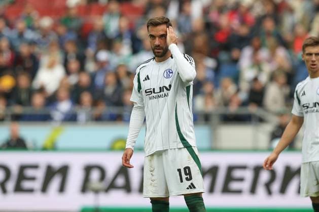 19 10 2024, xtgx, Soccer 2 Bundesliga, Hannover 96 FC Schalke 04 emspor, v l Kenan Karaman Schalke, 19 DFL DFB REGULATIONS PROHIBIT ANY USE OF PHOTOGRAPHS as IMAGE SEQUENCES and or QUASI VIDEO Hannover