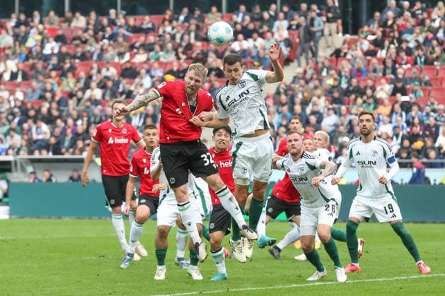 19 10 2024, xtgx, Fußball 2 Bundesliga, Hannover 96 FC Schalke 04 emspor, v l Andreas Voglsammer Hannover, 32 , Ron Schallenber Schalke, 6 Zweikampf, Duell, Kampf, tackle DFL DFB REGULATIONS PROHIBIT ANY USE OF PHOTOGRAPHS as IMAGE SEQUENCES and or QUASI VIDEO Hannover