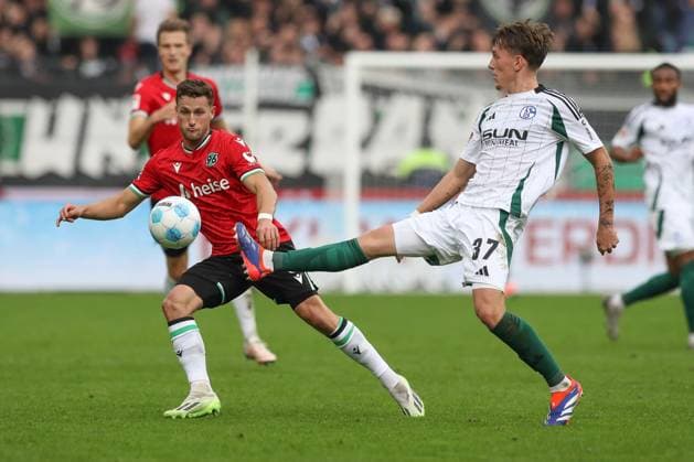 19 10 2024, xtgx, Soccer 2 Bundesliga, Hannover 96 FC Schalke 04 emspor, v l Enzo Leopold Hannover, 8 , Max Grueger Grüger, Schalke, 37 duel, fight, tackle DFL DFB REGULATIONS PROHIBIT ANY USE OF PHOTOGRAPHS as IMAGE SEQUENCES and or QUASI VIDEO Hannover