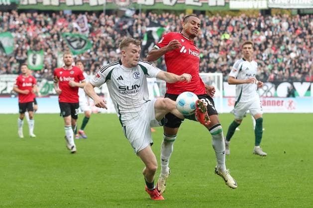 19 10 2024, xtgx, Fußball 2 Bundesliga, Hannover 96 FC Schalke 04 emspor, v l Monju Momuluh Hannover, 38 , Derry Murkin Schalke, 5 Zweikampf, Duell, Kampf, tackle DFL DFB REGULATIONS PROHIBIT ANY USE OF PHOTOGRAPHS as IMAGE SEQUENCES and or QUASI VIDEO Hannover
