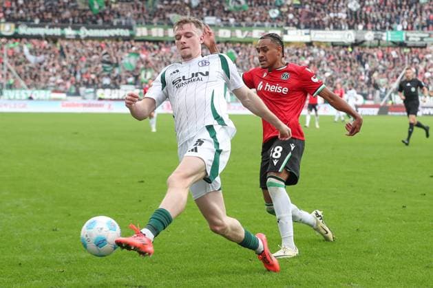 19 10 2024, xtgx, Fußball 2 Bundesliga, Hannover 96 FC Schalke 04 emspor, v l Monju Momuluh Hannover, 38 , Derry Murkin Schalke, 5 Zweikampf, Duell, Kampf, tackle DFL DFB REGULATIONS PROHIBIT ANY USE OF PHOTOGRAPHS as IMAGE SEQUENCES and or QUASI VIDEO Hannover