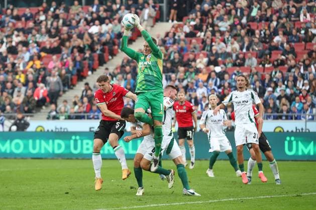 19 10 2024, xtgx, Fußball 2 Bundesliga, Hannover 96 FC Schalke 04 emspor, v l Ron Robert Zieler Hannover, 16 Parade, haelt den Ball, faengt den Ball, pariert DFL DFB REGULATIONS PROHIBIT ANY USE OF PHOTOGRAPHS as IMAGE SEQUENCES and or QUASI VIDEO Hannover
