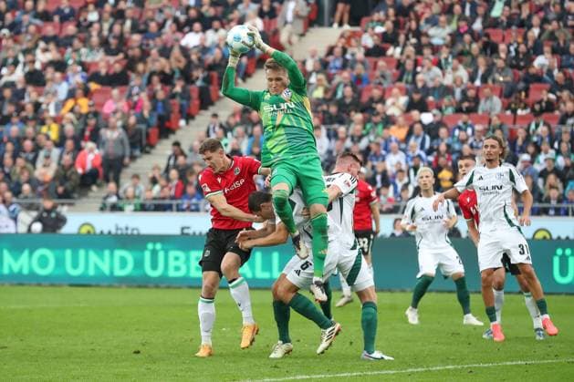 19 10 2024, xtgx, Fußball 2 Bundesliga, Hannover 96 FC Schalke 04 emspor, v l Ron Robert Zieler Hannover, 16 Parade, haelt den Ball, faengt den Ball, pariert DFL DFB REGULATIONS PROHIBIT ANY USE OF PHOTOGRAPHS as IMAGE SEQUENCES and or QUASI VIDEO Hannover