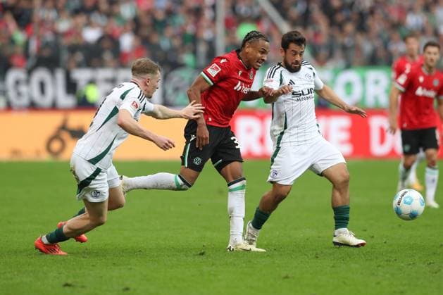 19 10 2024, xtgx, Football 2 Bundesliga, Hannover 96 FC Schalke 04 emspor, v l Derry Murkin Schalke, 5 , Monju Momuluh Hannover, 38 , Paul Seguin Schalke, 7 duel, duel, fight, tackle DFL DFB REGULATIONS PROHIBIT ANY USE OF PHOTOGRAPHS as IMAGE SEQUENCES and or QUASI VIDEO Hannover