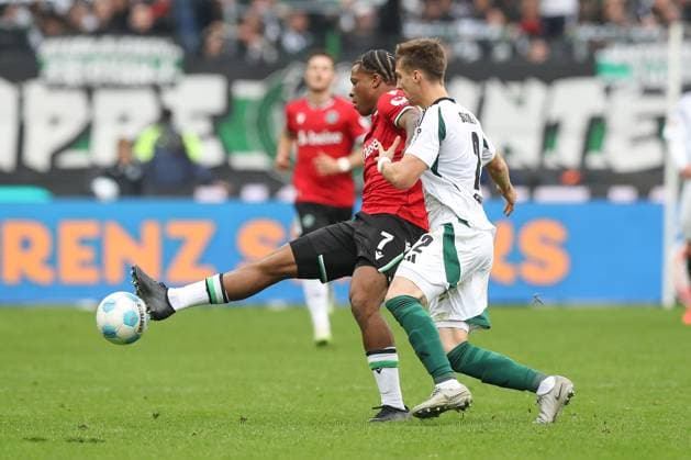 19 10 2024, xtgx, Fußball 2 Bundesliga, Hannover 96 FC Schalke 04 emspor, v l Max Besuschkow Hannover, 7 , Felipe Sanchez Schalke, 2 Zweikampf, Duell, Kampf, tackle DFL DFB REGULATIONS PROHIBIT ANY USE OF PHOTOGRAPHS as IMAGE SEQUENCES and or QUASI VIDEO Hannover