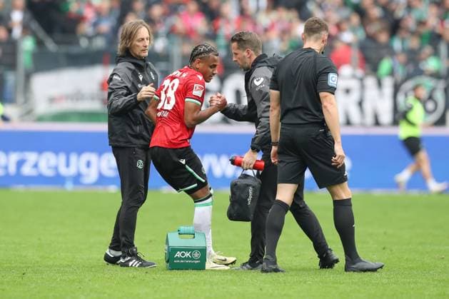 19 10 2024, xtgx, Soccer 2 Bundesliga, Hannover 96 FC Schalke 04 emspor, v l Monju Momuluh Hannover, 38 injured, injury, being treated DFL DFB REGULATIONS PROHIBIT ANY USE OF PHOTOGRAPHS as IMAGE SEQUENCES and or QUASI VIDEO Hannover