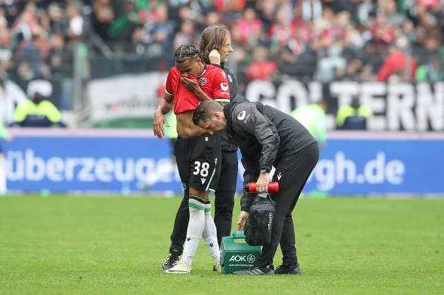 19 10 2024, xtgx, Soccer 2 Bundesliga, Hannover 96 FC Schalke 04 emspor, v l Monju Momuluh Hannover, 38 injured, injury, being treated DFL DFB REGULATIONS PROHIBIT ANY USE OF PHOTOGRAPHS as IMAGE SEQUENCES and or QUASI VIDEO Hannover
