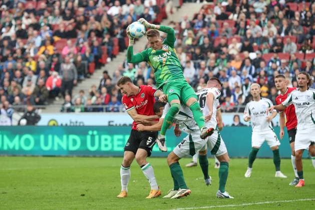 19 10 2024, xtgx, Fußball 2 Bundesliga, Hannover 96 FC Schalke 04 emspor, v l Ron Thorben Hoffmann Schalke, 1 Parade, haelt den Ball, faengt den Ball, pariert DFL DFB REGULATIONS PROHIBIT ANY USE OF PHOTOGRAPHS as IMAGE SEQUENCES and or QUASI VIDEO Hannover