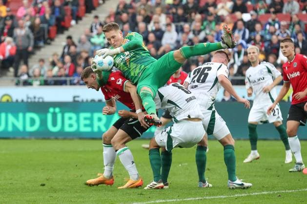 19 10 2024, xtgx, Fußball 2 Bundesliga, Hannover 96 FC Schalke 04 emspor, v l Ron Thorben Hoffmann Schalke, 1 Parade, haelt den Ball, faengt den Ball, pariert DFL DFB REGULATIONS PROHIBIT ANY USE OF PHOTOGRAPHS as IMAGE SEQUENCES and or QUASI VIDEO Hannover