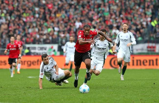 19 10 2024, Soccer 2 Bundesliga 2024 2025, Matchday 9, Hannover 96 FC Schalke 04 , in the Heinz von Heiden Arena Hannover L R Ron Schallenberg Schalke 04 vs Jessic Ngankam Hannover DFL and DFB regulations prohibit any use of photographs as image sequences and or quasi video