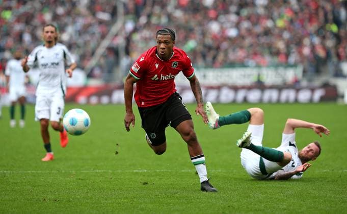 19 10 2024, Soccer 2 Bundesliga 2024 2025, Matchday 9, Hannover 96 FC Schalke 04 , at Heinz von Heiden Arena Hannover L R Jessic Ngankam Hannover vs Tomas Kalas Schalke 04 DFL and DFB regulations prohibit any use of photographs as image sequences and or quasi video