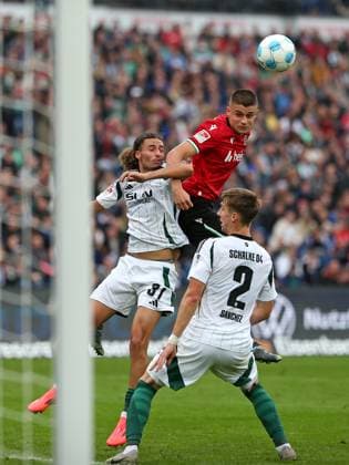 19 10 2024, Soccer 2 Bundesliga 2024 2025, Matchday 9, Hannover 96 FC Schalke 04 , at Heinz von Heiden Arena Hannover L R Taylan Bulut Schalke 04 vs Nicolo Tresoldi Hannover DFL and DFB regulations prohibit any use of photographs as image sequences and or quasi video