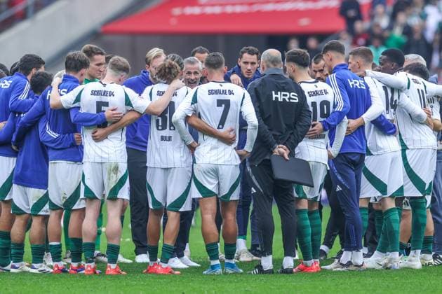 19 10 2024, Football, Season 2024 2025, 2 Bundesliga, Matchday 9, Hannover 96 FC Schalke 04, Head coach Kees van Wonderen FC Schalke 04 speaks to his team Hannover Heinz von Heiden Arena Lower Saxony Germany xRHR PHOTO TRx Copyright: TimxRehbein RHR-FOTOx RHR-FOTO TR