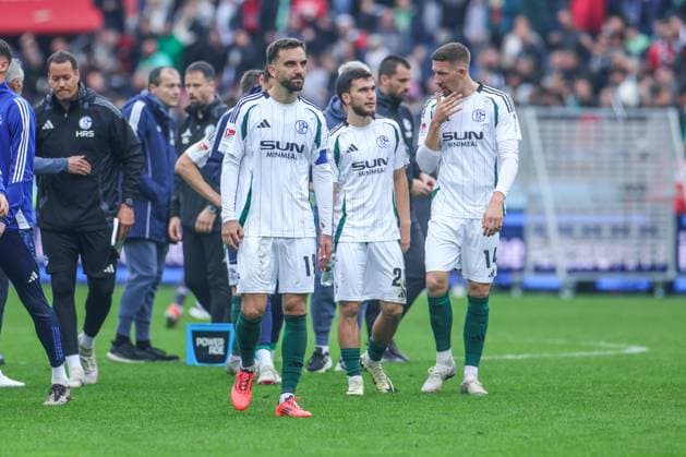 19 10 2024, Football, Season 2024 2025, 2 Bundesliga, Matchday 9, Hannover 96 FC Schalke 04, Kenan Karaman FC Schalke 04 , Mehmet Can Aydin FC Schalke 04 Hannover Heinz von Heiden Arena Niedersachsen Germany xRHR PHOTO TRx Copyright: TimxRehbein RHR-FOTOx RHR-FOTO TR