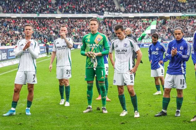 19 10 2024, Football, Season 2024 2025, 2 Bundesliga, Matchday 9, Hannover 96 FC Schalke 04, f l Paul Seguin FC Schalke 04 , Tomas Kalas FC Schalke 04 , Ron Thorben Hoffmann FC Schalke 04 , Ron Schallenberg FC Schalke 04 , Mauro Zalazar FC Schalke 04 Hannover Heinz von Heiden Arena Niedersachsen Germany xRHR PHOTO TRx Copyright: TimxRehbein RHR-FOTOx RHR-FOTO TR