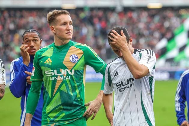 19 10 2024, Football, Season 2024 2025, 2 Bundesliga, Matchday 9, Hannover 96 FC Schalke 04, f l Ron Thorben Hoffmann FC Schalke 04 , Ron Schallenberg FC Schalke 04 Hannover Heinz von Heiden Arena Niedersachsen Germany xRHR PHOTO TRx Copyright: TimxRehbein RHR-FOTOx RHR-FOTO TR