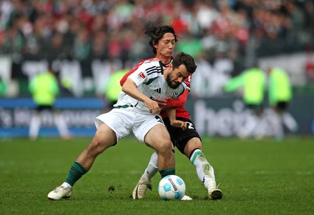 19 10 2024, Soccer 2 Bundesliga 2024 2025, Matchday 9, Hannover 96 FC Schalke 04 , at Heinz von Heiden Arena Hannover L R Amin Younes Schalke 04 vs Sei Muroya Hannover DFL and DFB regulations prohibit any use of photographs as image sequences and or quasi video
