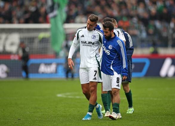 19 10 2024, Soccer 2 Bundesliga 2024 2025, Matchday 9, Hannover 96 FC Schalke 04 , at Heinz von Heiden Arena Hannover L R Paul Seguin Schalke 04 and Amin Younes Schalke 04 disappointed DFL and DFB regulations prohibit any use of photographs as image sequences and or quasi video