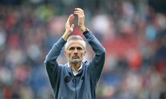 19 10 2024, Soccer 2 Bundesliga 2024 2025, Matchday 9, Hannover 96 FC Schalke 04 , in the Heinz von Heiden Arena Hannover Coach Kees van Wonderen Schalke 04 thanks the fans who traveled with them DFL and DFB regulations prohibit any use of photographs as image sequences and or quasi video