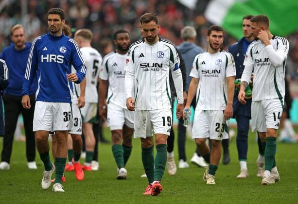 19 10 2024, Soccer 2 Bundesliga 2024 2025, Matchday 9, Hannover 96 FC Schalke 04 , in the Heinz von Heiden Arena Hannover disappointed Schalke players go to their fans, in front Marcin Kaminski Schalke 04 and Kenan Karaman Schalke 04 DFL and DFB regulations prohibit any use of photographs as image sequences and or quasi video