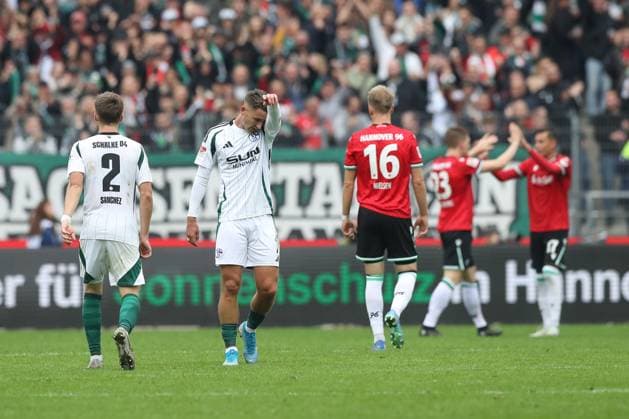 19 10 2024, xtgx, Fußball 2 Bundesliga, Hannover 96 FC Schalke 04 emspor, v l Paul Seguin Schalke, 7 enttaeuscht, enttäuscht, schaut enttaeuscht, niedergeschlagen, disappointed DFL DFB REGULATIONS PROHIBIT ANY USE OF PHOTOGRAPHS as IMAGE SEQUENCES and or QUASI VIDEO Hannover