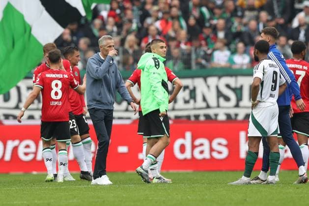 19 10 2024, xtgx, Soccer 2 Bundesliga, Hannover 96 FC Schalke 04 emspor, v l Kees van Wonderen Schalke, coach disappointed, disappointed, looks disappointed, disappointed DFL DFB REGULATIONS PROHIBIT ANY USE OF PHOTOGRAPHS as IMAGE SEQUENCES and or QUASI VIDEO Hannover