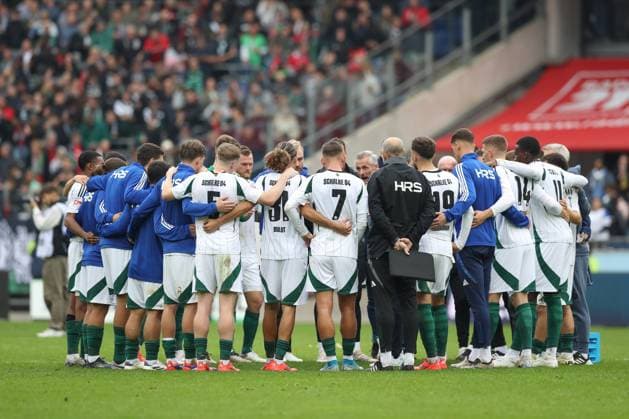 19 10 2024, xtgx, Fußball 2 Bundesliga, Hannover 96 FC Schalke 04 emspor, v l Schalke Mannschaftskreis DFL DFB REGULATIONS PROHIBIT ANY USE OF PHOTOGRAPHS as IMAGE SEQUENCES and or QUASI VIDEO Hannover