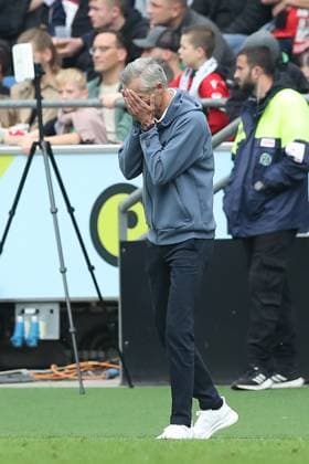 19 10 2024, xtgx, Soccer 2 Bundesliga, Hannover 96 FC Schalke 04 emspor, v l Kees van Wonderen Schalke, coach disappointed, disappointed, looks disappointed, disappointed DFL DFB REGULATIONS PROHIBIT ANY USE OF PHOTOGRAPHS as IMAGE SEQUENCES and or QUASI VIDEO Hannover