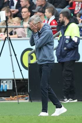 19 10 2024, xtgx, Soccer 2 Bundesliga, Hannover 96 FC Schalke 04 emspor, v l Kees van Wonderen Schalke, coach disappointed, disappointed, looks disappointed, disappointed DFL DFB REGULATIONS PROHIBIT ANY USE OF PHOTOGRAPHS as IMAGE SEQUENCES and or QUASI VIDEO Hannover