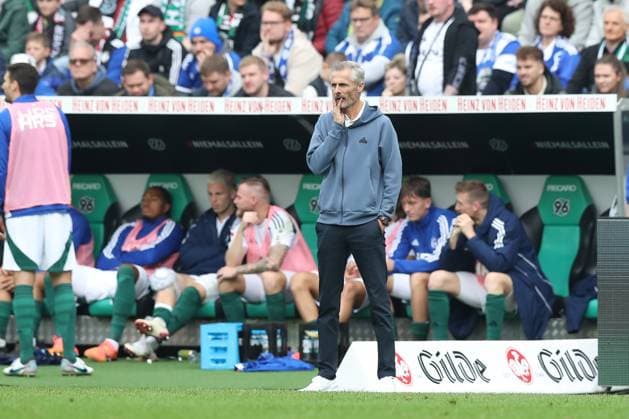19 10 2024, xtgx, Soccer 2 Bundesliga, Hannover 96 FC Schalke 04 emspor, v l Kees van Wonderen Schalke, coach disappointed, disappointed, looks disappointed, disappointed DFL DFB REGULATIONS PROHIBIT ANY USE OF PHOTOGRAPHS as IMAGE SEQUENCES and or QUASI VIDEO Hannover