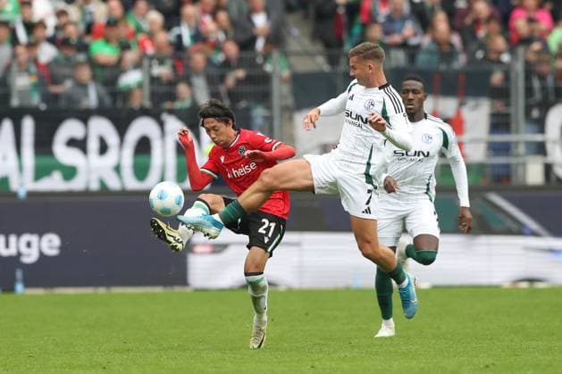 19 10 2024, xtgx, Fußball 2 Bundesliga, Hannover 96 FC Schalke 04 emspor, v l Sei Muroya Hannover, 21 , Paul Seguin Schalke, 7 Zweikampf, Duell, Kampf, tackle DFL DFB REGULATIONS PROHIBIT ANY USE OF PHOTOGRAPHS as IMAGE SEQUENCES and or QUASI VIDEO Hannover
