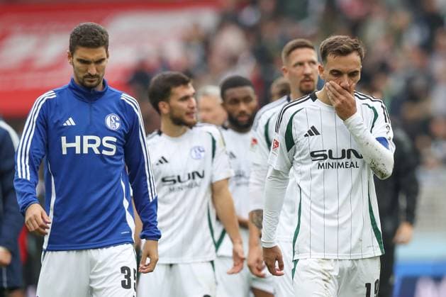 19 10 2024, xtgx, Fußball 2 Bundesliga, Hannover 96 FC Schalke 04 emspor, v l Kenan Karaman Schalke, 19 enttaeuscht, enttäuscht, schaut enttaeuscht, niedergeschlagen, disappointed DFL DFB REGULATIONS PROHIBIT ANY USE OF PHOTOGRAPHS as IMAGE SEQUENCES and or QUASI VIDEO Hannover