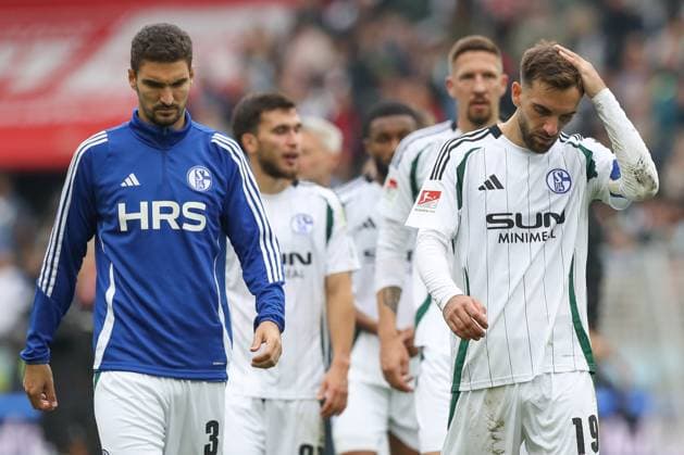 19 10 2024, xtgx, Fußball 2 Bundesliga, Hannover 96 FC Schalke 04 emspor, v l Kenan Karaman Schalke, 19 enttaeuscht, enttäuscht, schaut enttaeuscht, niedergeschlagen, disappointed DFL DFB REGULATIONS PROHIBIT ANY USE OF PHOTOGRAPHS as IMAGE SEQUENCES and or QUASI VIDEO Hannover
