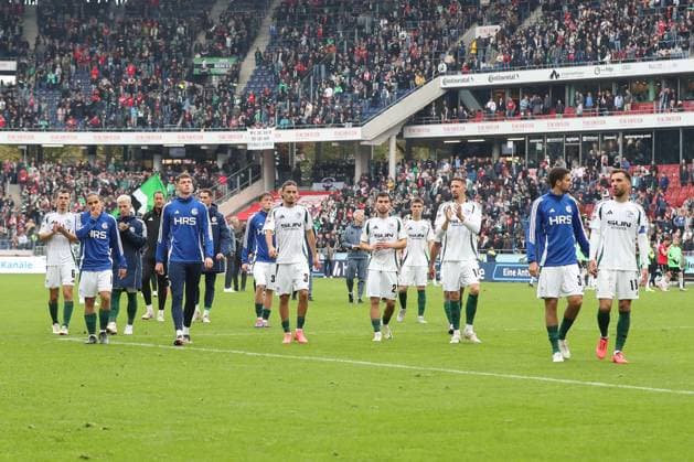 19 10 2024, xtgx, Fußball 2 Bundesliga, Hannover 96 FC Schalke 04 emspor, v l Schalke enttaeuscht, enttäuscht, schaut enttaeuscht, niedergeschlagen, disappointed DFL DFB REGULATIONS PROHIBIT ANY USE OF PHOTOGRAPHS as IMAGE SEQUENCES and or QUASI VIDEO Hannover