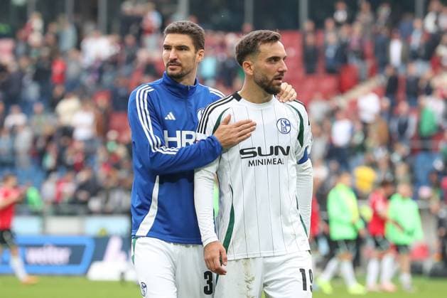 19 10 2024, xtgx, Soccer 2 Bundesliga, Hannover 96 FC Schalke 04 emspor, v l Marcin Kaminski Schalke, 35 , Kenan Karaman Schalke, 19 disappointed, disappointed, looks disappointed, disappointed DFL DFB REGULATIONS PROHIBIT ANY USE OF PHOTOGRAPHS as IMAGE SEQUENCES and or QUASI VIDEO Hannover