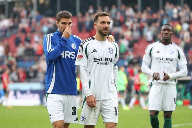 19 10 2024, xtgx, Soccer 2 Bundesliga, Hannover 96 FC Schalke 04 emspor, v l Marcin Kaminski Schalke, 35 , Kenan Karaman Schalke, 19 disappointed, disappointed, looks disappointed, disappointed DFL DFB REGULATIONS PROHIBIT ANY USE OF PHOTOGRAPHS as IMAGE SEQUENCES and or QUASI VIDEO Hannover