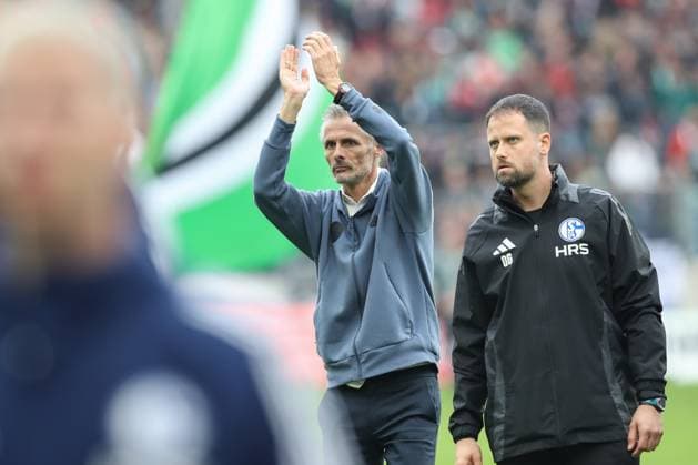 19 10 2024, xtgx, Soccer 2 Bundesliga, Hannover 96 FC Schalke 04 emspor, v l Kees van Wonderen Schalke, coach thanks the fans disappointed, disappointed, looks disappointed, disappointed DFL DFB REGULATIONS PROHIBIT ANY USE OF PHOTOGRAPHS as IMAGE SEQUENCES and or QUASI VIDEO Hannover