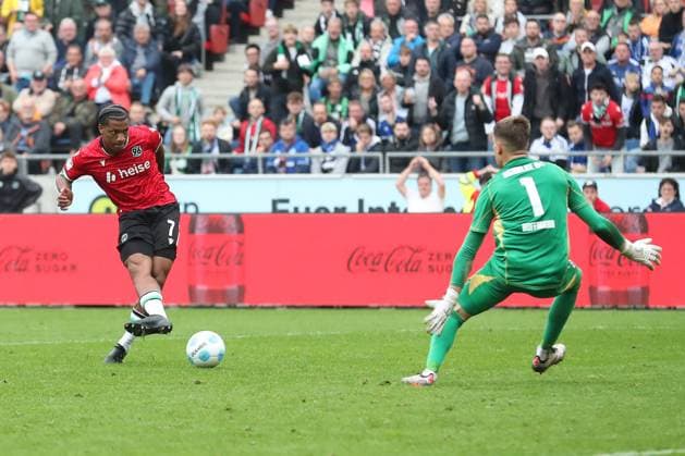 19 10 2024, xtgx, Fußball 2 Bundesliga, Hannover 96 FC Schalke 04 emspor, v l Jessic Ngankam Hannover, 7 schiesst Tor, schießt, Torschuetze, erzielt Tor, Treffer, scores the goal Abseits DFL DFB REGULATIONS PROHIBIT ANY USE OF PHOTOGRAPHS as IMAGE SEQUENCES and or QUASI VIDEO Hannover